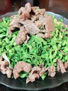Hình của món Hoa thiên lý xào bò.