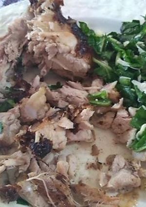 Una foto de Pollo al limón con ensalada de rúcula