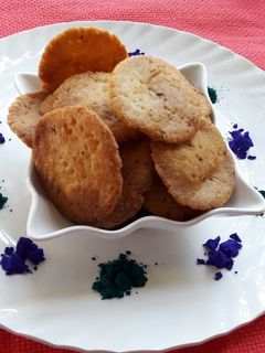 सूजी की मठरी (Suji ki mathri recipe in Hindi) रेसिपी मुख्य फोटो