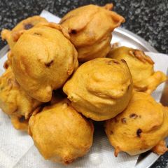 A picture of Aloo Bonda.