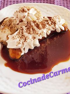 Una foto de Plátano al caramelo con helado y nata