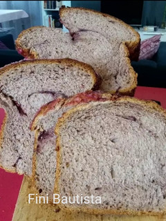 Una foto de Pan de molde semi integral con frutos rojos