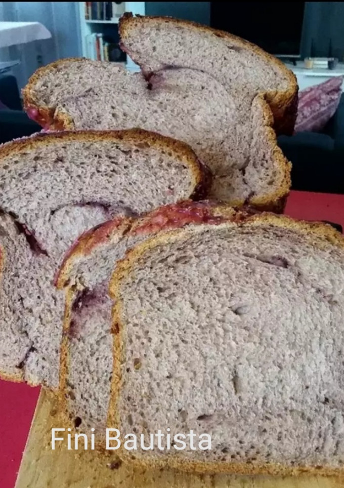 Una foto de Pan de molde semi integral con frutos rojos