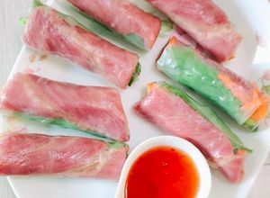 Gambar Vietnamese Spring Rolls with Streaky Beef and Iceberg Lettuce