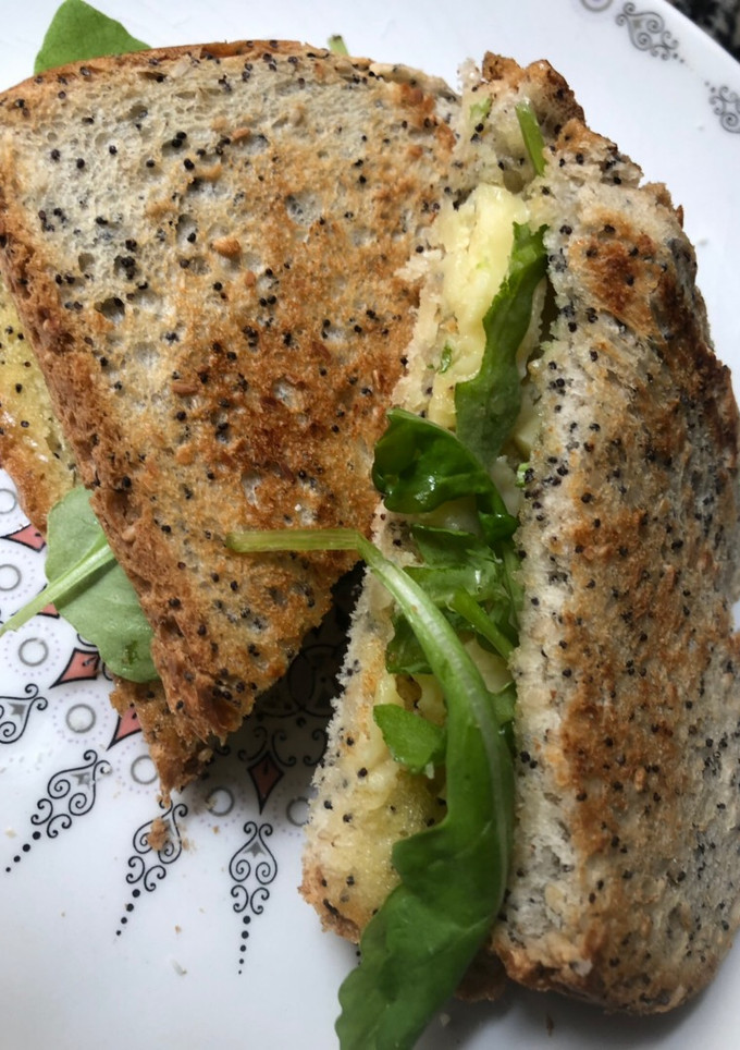 Una foto de Sándwich de cheddar y rúcula 🥪