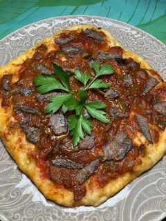 Una foto de Coca valenciana de tonyina negra y pisto, en airfryer
