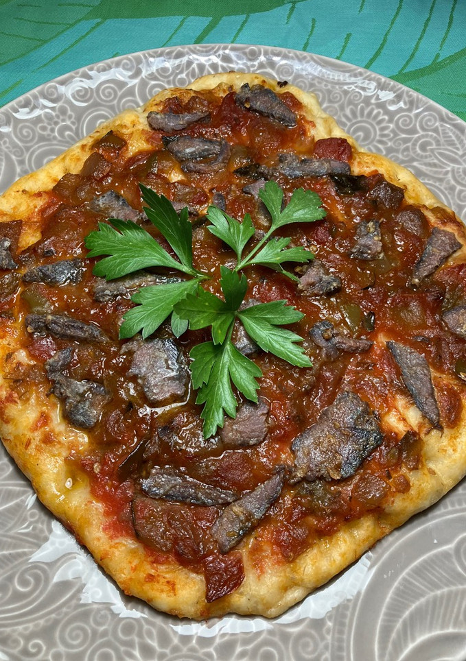 Una foto de Coca valenciana de tonyina negra y pisto, en airfryer