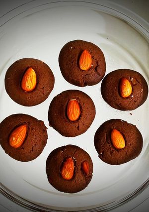 चाॅकलेट आलमंड नानखटाई (chocolate almond nankhatai recipe in marathi) रेसिपी चे मुख्य फोटो 