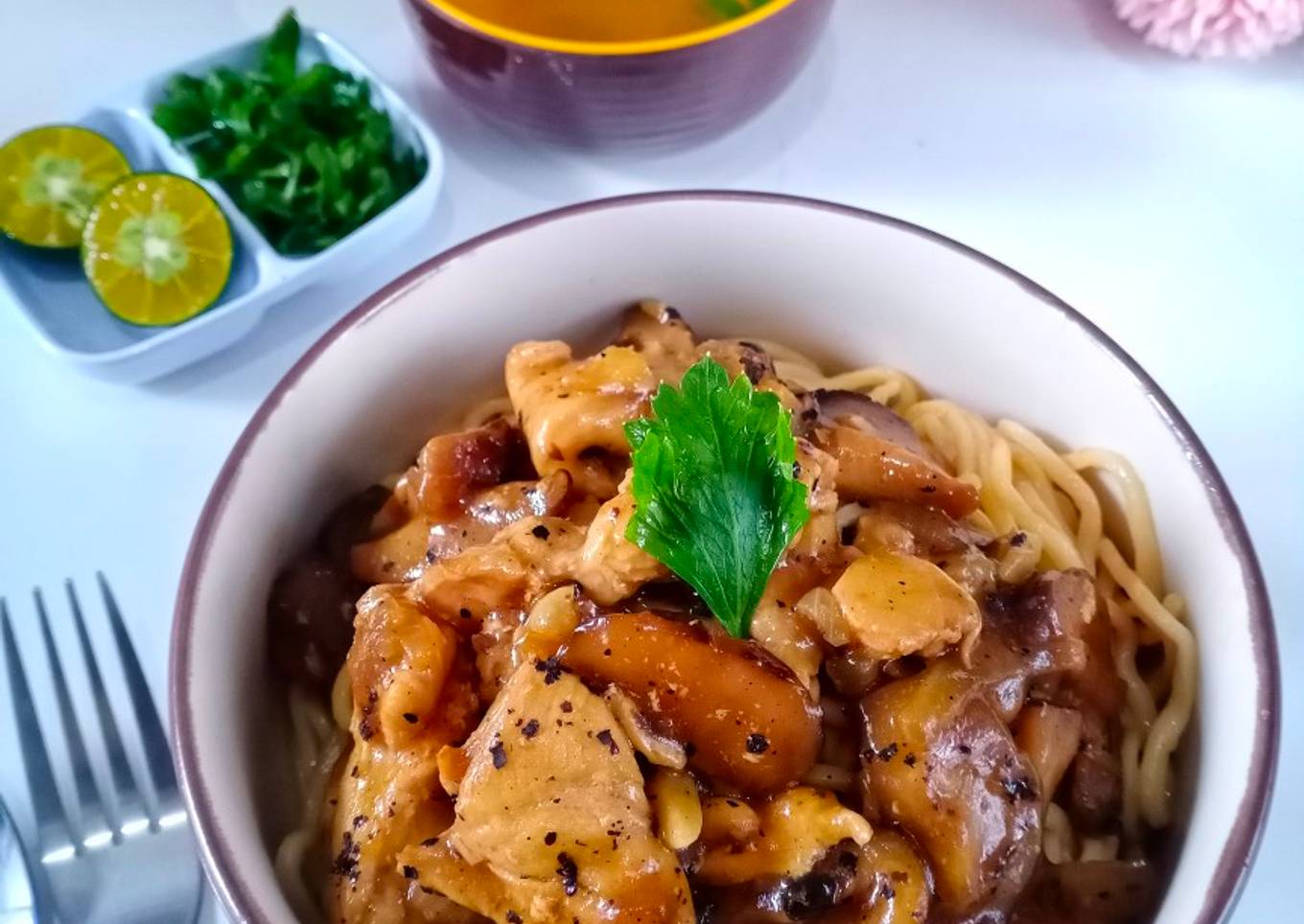 Mie ayam jamur lada hitam