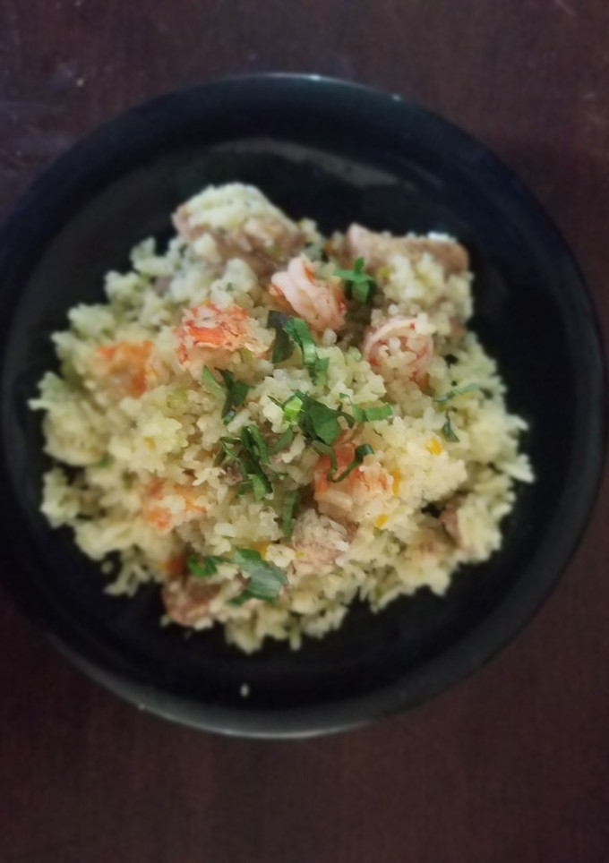 Una foto de Arroz con pollo y camarones