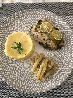 Una foto de Platinado de pescado al horno con salsa chimichurri a lo Carmelita
