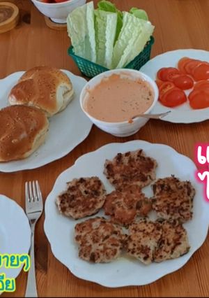 รูปของ แฮมเบอร์เก้อไก่ แบบง่ายๆ🍞🐓 กับครีมซอสเทาเซ้นไอแล้นสูตรพิเศษ