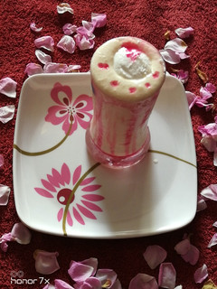 ગુલાબ લસ્સી(Gulab Lassi Recipe in Gujarati) રેસીપી મુખ્ય ફોટો