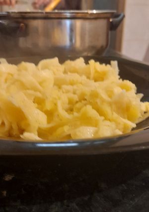 Fehér, hagymás, krumplis tészta szélesmetélttel recept fotója