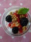 Copinhos de quark com granola e frutos vermelhos