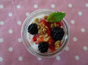Foto de Copinhos de quark com granola e frutos vermelhos