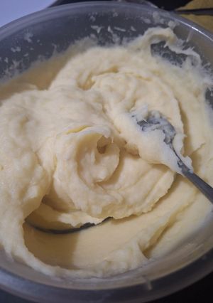 Una foto de Puré cremoso con queso tipo cheddar