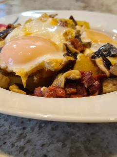 Una foto de Patatas con setas y huevo