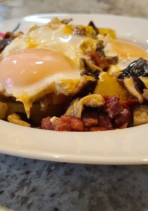 Una foto de Patatas con setas y huevo
