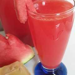 Una foto de Jugo refrescante de sandía con fresas jengibre y limón