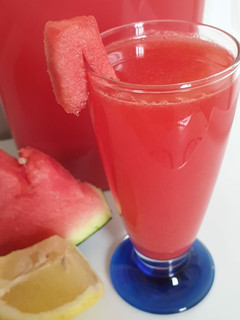 Una foto de Jugo refrescante de sandía con fresas jengibre y limón