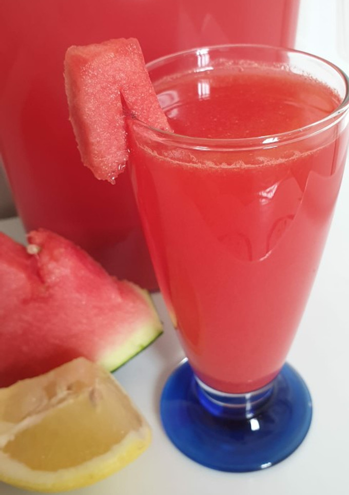 Una foto de Jugo refrescante de sandía con fresas jengibre y limón
