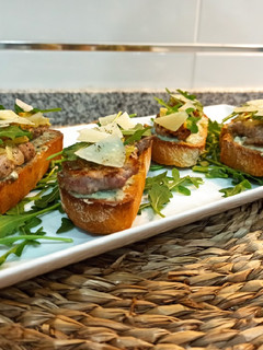 Una foto de Tostas de solomillo al roquefort 🍞🧀