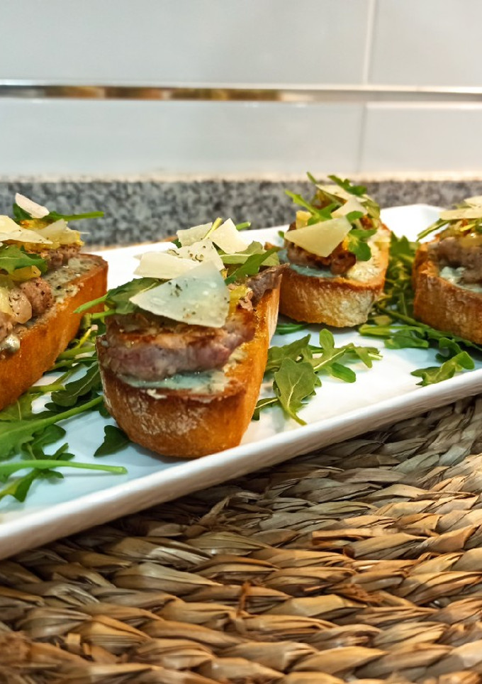 Una foto de Tostas de solomillo al roquefort 🍞🧀