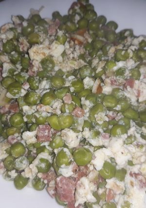 Una foto de Guisantes con taquitos de jamón y claras de huevo