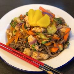 A picture of Gai Pad Prik Soba (Thai / Japanese chicken fusion).