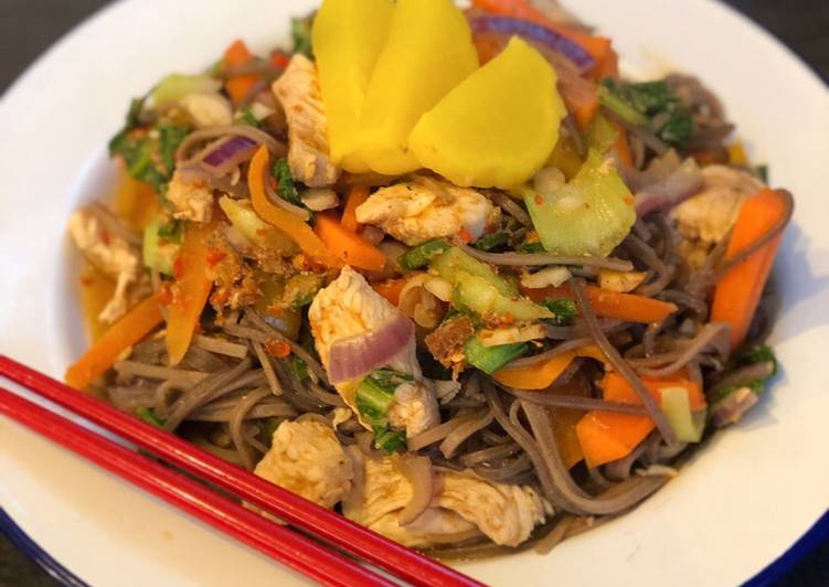 Simple Way to Make Quick Gai Pad Prik Soba (Thai / Japanese chicken fusion)