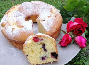 Foto di Ciambellone mascarpone e frutti rossi senza glutine