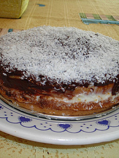 Una foto de Pastel de salvado fácil con crema de queso y glaseado de chocolate negro y coco rallado