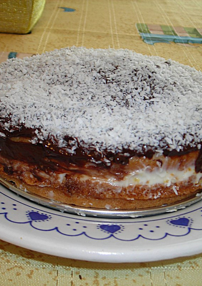 Una foto de Pastel de salvado fácil  con crema de queso  y glaseado de chocolate negro y coco rallado
