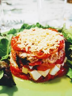Una foto de Timbal de ensalada de pimientos asados con bonito del norte