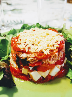 Una foto de Timbal de ensalada de pimientos asados con bonito del norte