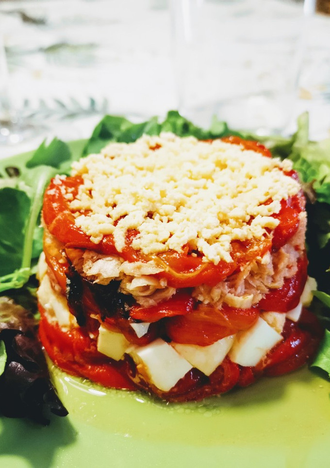 Una foto de Timbal de ensalada de pimientos asados con bonito del norte