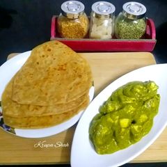A picture of Palak paneer.