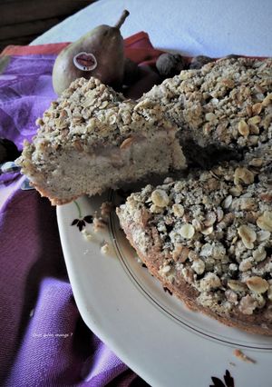 Une photo de Financier poire et noix, crumble de flocons d’avoine
