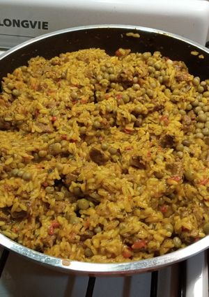 Una foto de Arroz al azafrán con carne