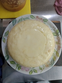 Una foto de Bizcochuelo de limón en olla Essen - Súper fácil y liviano!!! Sin manteca 🍋 con glasé!!