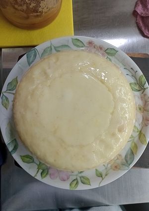 Una foto de Bizcochuelo de limón en olla Essen - Súper fácil y liviano!!! Sin manteca 🍋 con glasé!!
