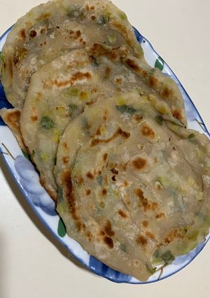 水餃皮蔥油餅 的食譜成品照片