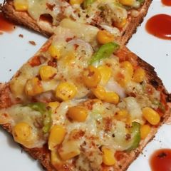 A picture of Sweet corns bread pizza 🍞🌽.