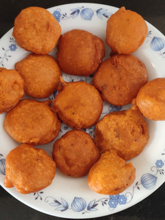 வெங்காய பஜ்ஜி (Onion bajji) செய்முறை முக்கிய புகைப்படம்
