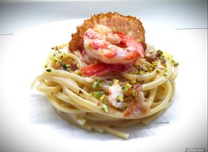 Foto di Linguine con crema di gorgonzola, gamberi e lardo di colonnata croccante