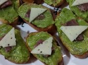 Una foto de pastas para canapes con crema