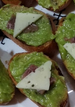 Una foto de Canapés de pan tostado