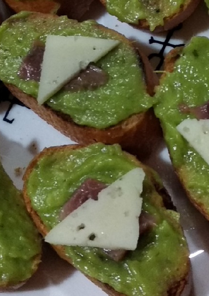 Una foto de Canapés de pan tostado