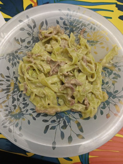 Una foto de Nidos con salsa de queso y carne picada